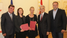 Juryvorsitzender Helmut Edelmayr, Mag.ª Dr.in Lisa Rettl (Historikerin), Mag.ª Gudrun Blohberger (Društvo/Verein Peršman), Bundeskanzler Werner Faymann, MKÖ-Vorsitzender Willi Mernyi © MKÖ/Wolfgang Kerndler Juryvorsitzender Helmut Edelmayr, Mag.ª Dr.in Lisa Rettl (Historikerin), Mag.ª Gudrun Blohberger (Društvo/Verein Peršman), Bundeskanzler Werner Faymann, MKÖ-Vorsitzender Willi Mernyi