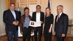 MKÖ-Vorsitzender Willi Mernyi, Hans-Peter Profunser (Bildhauer), Peter Pirker (Verein Kuland), Vorstandsmitglied-Bundesjugendvertretung Laura Schoch, Bundeskanzler Werner Faymann © MKÖ/Wolfgang Kerndler MKÖ-Vorsitzender Willi Mernyi, Hans-Peter Profunser (Bildhauer), Peter Pirker (Verein Kuland), Vorstandsmitglied-Bundesjugendvertretung Laura Schoch, Bundeskanzler Werner Faymann