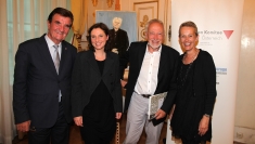 Juryvorsitzender Helmut Edelmayr, PreisträgerInnen Mag.ª Dr.in Lisa Rettl (Historikerin), MKÖ-Vorstandsmitglied und Historiker Peter Gestettner, Mag.ª Gudrun Blohberger (Društvo/Verein Peršman) © MKÖ/Wolfgang Kerndler Juryvorsitzender Helmut Edelmayr, PreisträgerInnen Mag.ª Dr.in Lisa Rettl (Historikerin), MKÖ-Vorstandsmitglied und Historiker Peter Gestettner, Mag.ª Gudrun Blohberger (Društvo/Verein Peršman)