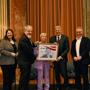 Verleihung Marie Jahoda Preis an Katja Sturm-Schnabl © SPÖ Bildung/Christian Bader Katja Sturm Schnabl hält auf der Bühne den eingerahmten Marie Jahoda Preis in Händen © SPÖ Bildung/Christian Bader