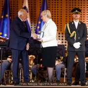 Dr. Peter Gstettner und Staatspräsidentin der Republik Slowenien Nataša Pirc Musar © Nebojša Tejić/STA Quelle: uszs.si Dr. Peter Gstettner erhält die Verdienstmedaille für Verdienste der Republik Slowenien von Staatspräsidentin Nataša Pirc Musar © Nebojša Tejić/STA Quelle: uszs.si