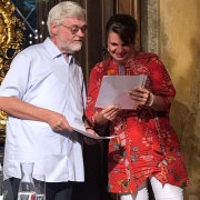 Elfriede-Grünberg-Preisverleihung an Christa Bauer und Willi Mernyi © Rudi Spitzer Christa Bauer hält ihre Urkunde und lächelt, Verleihung des Elfriede-Grünberg-Preises © Rudi Spitzer