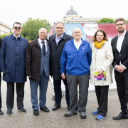 v.l.n.r.: Effi Purtscheller, Vertreter Verein GEDENKDIENST; Oskar Deutsch, Präsident Israelitische Kultusgemeinde Wien; Niki Kunrath, Initiative Jetzt Zeichen Setzen; Willi Mernyi, Vorsitzender Mauthausen Komitee Österreich; Mark Olsky, KZ-Überlebender und einer der drei "Mauthausen Babys"; Christa Bauer, Geschäftsführerin Mauthausen Komitee Österreich; Andreas Kranebitter, Wissenschaftlicher Leiter Dokumentationsarchiv des österreichischen Widerstandes v.l.n.r.: Effi Purtscheller, Vertreter Verein GEDENKDIENST; Oskar Deutsch, Präsident Israelitische Kultusgemeinde Wien; Niki Kunrath, Initiative Jetzt Zeichen Setzen; Willi Mernyi, Vorsitzender Mauthausen Komitee Österreich; Mark Olsky, KZ-Überlebender und einer der drei "Mauthausen Babys"; Christa Bauer, Geschäftsführerin Mauthausen Komitee Österreich; Andreas Kranebitter, Wissenschaftlicher Leiter Dokumentationsarchiv des österreichischen Widerstandes © MKÖ/Alissar Najjar