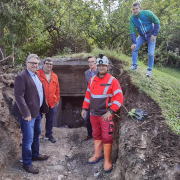 Grundsteinlegung Bunker als Gedenkraum © Gedenkverein Guntramsdorf / Wiener Neudorf Gruppenbild bei der Grundsteinlegung Bunker als Gedenkraum © Gedenkverein Guntramsdorf / Wiener Neudorf