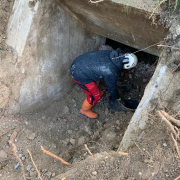 Grundsteinlegung Bunker als Gedenkraum © Gedenkverein Guntramsdorf / Wiener Neudorf Freilegung des Bunkers Aufnahme von oben in den Schacht © Gedenkverein Guntramsdorf / Wiener Neudorf