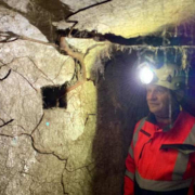 Grundsteinlegung Bunker als Gedenkraum © Gedenkverein Guntramsdorf / Wiener Neudorf Mann mit Grubenhelm im ehemaligen Bunker © Gedenkverein Guntramsdorf / Wiener Neudorf