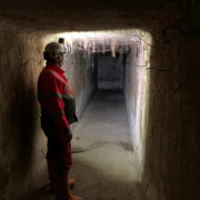 Grundsteinlegung Bunker als Gedenkraum © Gedenkverein Guntramsdorf / Wiener Neudorf Mann mit Grubenhelm im ehemaligen Bunker © Gedenkverein Guntramsdorf / Wiener Neudorf