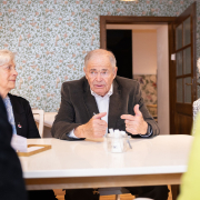 v.l.n.r.: Hana Berger Moran, Mark Olsky, Eva Clarke, die drei "Mauthausen-Babys" © MKÖ/Alissar Najjar Die drei "Mauthausen-Babys" Hana Berger Moran, Mark Olsky, Eva Clarke, sitzen an einem Tisch beim Pressegespräch.