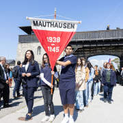 Jugendliche tragen das Mauthausen-Banner beim Gedenkzug der Befreiungsfeier 2025 © MKÖ/Alissar Najjar Jugendliche mit Banner "Mauthausen 1938–1945" beim Gedenkzug