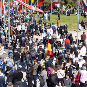 Teilnehmer:innen aus aller Welt bei der Internationalen Befreiungsfeier 2025 in Mauthausen © MKÖ/Alissar Najjar Menschenmenge bei der Internationalen Befreiungsfeier 2025 mit internationalen Fahnen