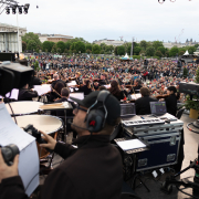 Musikalisches Gedenken mit Wiener Symphonikern und tausenden Besucher:innen am Heldenplatz. Blick von der Bühne auf das Fest der Freude 2025 am Heldenplatz in Wien mit großem Publikum, einem Orchester und TV-Produktion im Vordergrund.