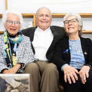 v.l.n.r.: Eva Clarke, Mark Olsky und Hana Berger Moran © MKÖ/Alissar Najjar Eva Clarke, Mark Olsky und Hana Berger Moran sitzen auf einem Ledersofa und lächeln in die Kamera.